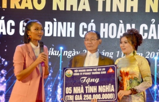 HOA HẬU H‘HEN NIÊ DỰ LỄ KỶ NIỆM 15 NĂM THÀNH LẬP TẬP ĐOÀN TRƯỜNG SINH