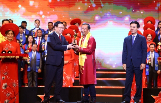 TỔNG GIÁM ĐỐC TRƯỜNG SINH VINH DỰ ĐẠT TOP 10 DOANH NHÂN SAO ĐỎ 2019