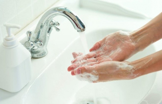 RỬA TAY BẰNG DUNG DỊCH CỒN KHÔ HAY BẰNG XÀ PHÒNG SẼ TỐT HƠN: CHUYÊN GIA NÓI GÌ?